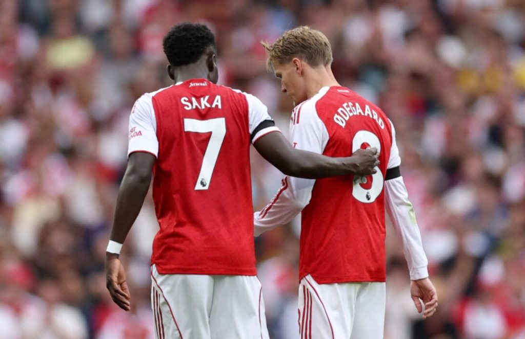 Saka và Odegaard lần lượt dính chấn thương trong trận đấu với Leeds