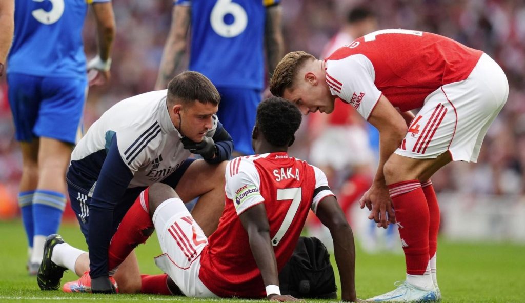 Bukayo Saka được cho là sẽ phải nghỉ thi đấu tới 1 tháng vì chấn thương gân khoeo