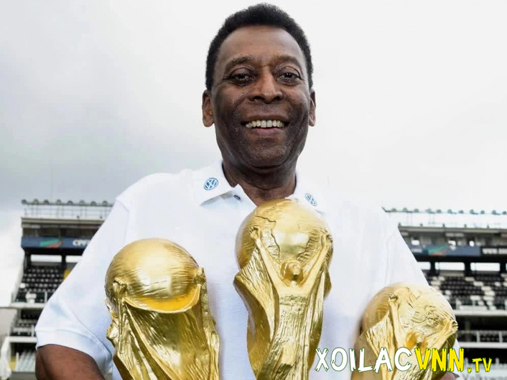pele-voi-3-qua-bong-vang