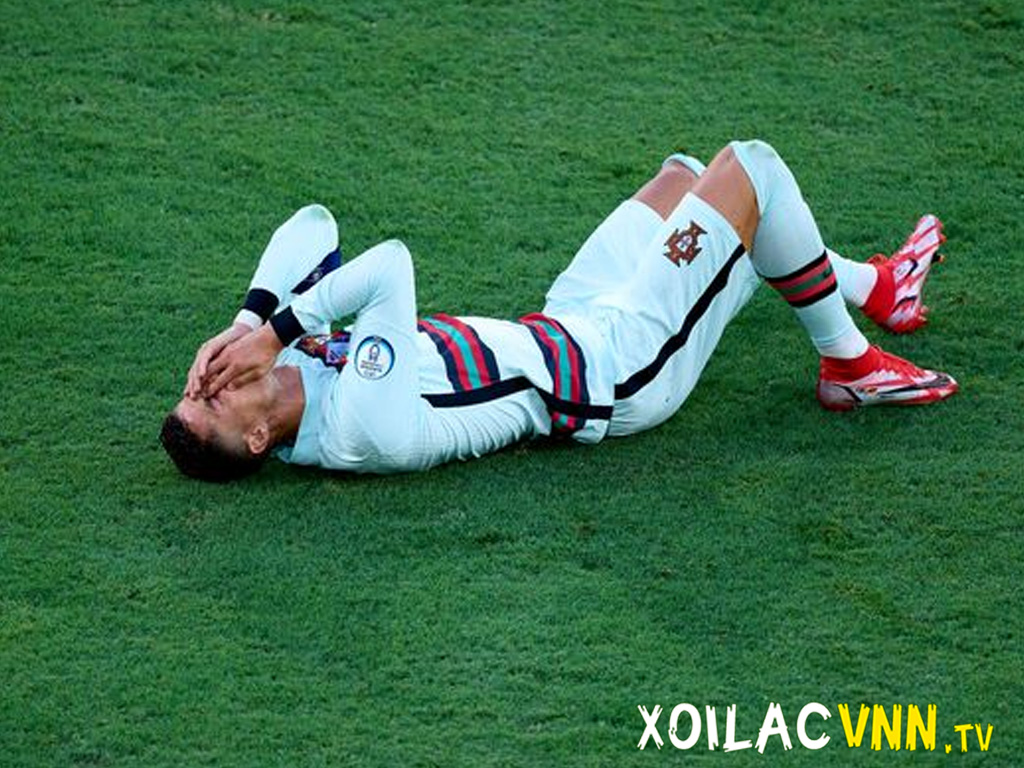 Ăn vạ trong bóng đá – Khái niệm, tranh cãi và tình huống gây sốt